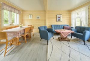 卡伯尔沃格卡布瓦格菲利胡斯加营地酒店的一间配备有蓝色椅子和桌子的用餐室