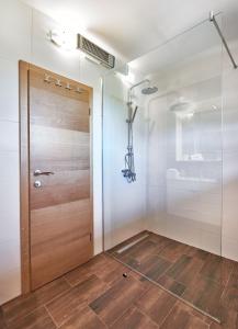 普利特维采湖B&B Apartments Burić Plitvice Lakes的一间带木门和淋浴的浴室