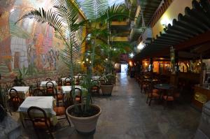 库斯科Royal Inka II的一间设有桌椅和盆栽的餐厅