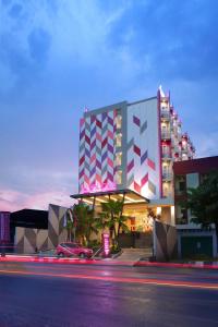 索龙索龙非弗酒店的城市街道上一座拥有色彩缤纷外观的大型建筑