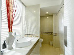 曼谷西隆爱逸酒店的浴室配有白色水槽和卫生间。
