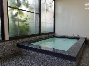 松本松风日式旅馆的窗户房间的游泳池