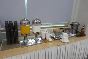 金浦金浦艺术酒店的柜台上备有两杯免费饮料和食物