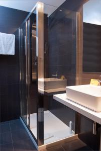 圣地亚哥－德孔波斯特拉环球酒店的一间带水槽和镜子的浴室