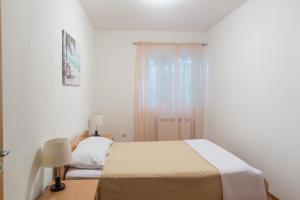 斯韦蒂·斯特凡Saint Stefan Apartments的白色的卧室设有床和窗户
