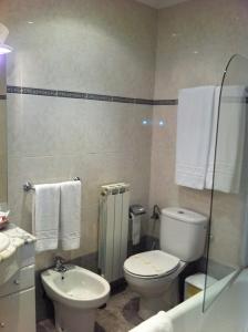 莱昂希格罗二十一公寓式酒店的一间带卫生间和水槽的浴室