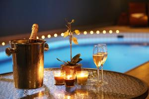 科希策班库夫科希策酒店的一张桌子,上面放着酒杯和一瓶香槟