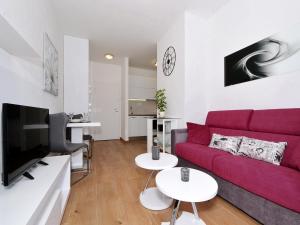 斯普利特Luxury apartment Marionik的客厅配有红色沙发和电视