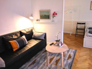 哥本哈根Central Danish apartment的客厅配有沙发和桌子