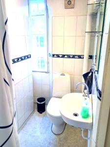 哥本哈根Central Danish apartment的一间带卫生间和水槽的浴室