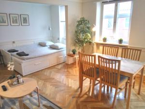 哥本哈根Central Danish apartment的卧室配有一张床和一张桌子及椅子