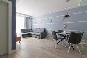 尤斯托尼莫斯基Dwie Sosny - Apartament 48的客厅配有桌子和沙发
