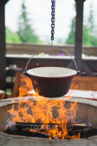 贝利什Pensiunea Vis Alpin Belis的锅里火上浇汤