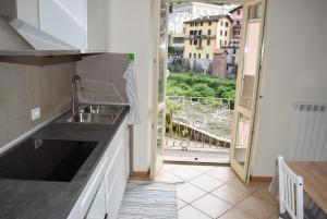瓦拉洛residenza la roggia的一个带水槽和大窗户的厨房