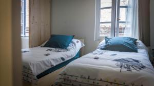 阿尔比De briques et de bois的一间卧室设有两张床和窗户。