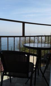 敖德萨Apartment Moe More的海景阳台上的桌椅