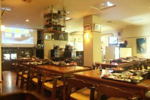 藏王温泉伊藤屋的一间餐厅配有桌椅,提供食物