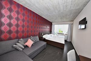 Zduchovice约泽尔纳旅馆的客厅配有沙发和1张床