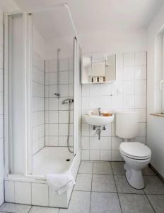 杜伊斯堡戈登纳哈恩酒店的浴室配有卫生间、淋浴和盥洗盆。