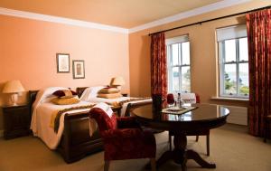韦斯特波特阿德莫尔乡间别墅酒店的酒店客房设有两张床和一张桌子。