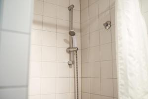 弗莱堡FT Hotel的浴室内配有淋浴和头顶淋浴