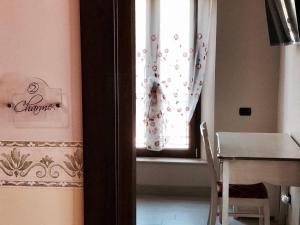 雷焦卡拉布里亚Eleven Bed & Breakfast的客房设有带桌子和桌椅的窗户。