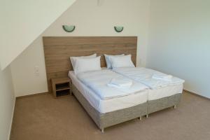 布拉格克拉波旅馆的一间卧室配有一张大床和木制床头板