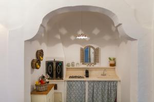 法萨诺Dimore del Faso的厨房配有水槽和镜子