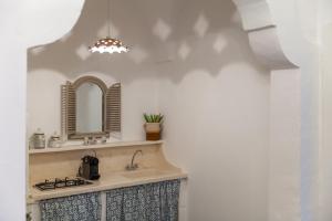 法萨诺Dimore del Faso的一间带水槽和镜子的浴室