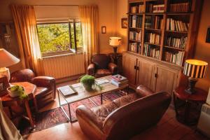克利尤斯克拉马斯喀特乔木酒店的客厅配有沙发、椅子和桌子