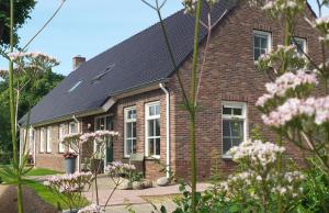 DalerveenGezond Boeren Verstand的黑色屋顶砖屋