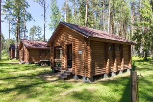考克西Kauksi Campsite的树木林地的小木屋