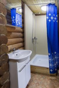 考克西Kauksi Campsite的浴室配有盥洗盆、卫生间和浴缸。
