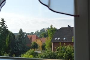 布兰肯堡Holiday Home Schloßblick的从窗户可欣赏到房屋和树木的景色