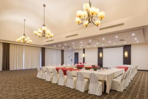 德利西亚斯德里西亚斯卡萨格兰德酒店的宴会厅配有白色的桌子和白色的椅子