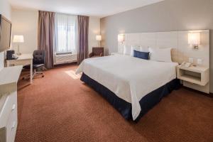 德利西亚斯德里西亚斯卡萨格兰德酒店的酒店客房设有一张大床和一张书桌。