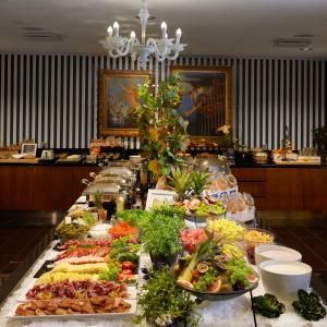 拉赫蒂索罗索克斯酒店拉赫蒂瑟拉霍那的长桌上的丰盛自助餐