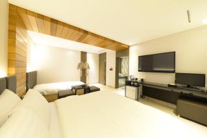 首尔S格调酒店的酒店客房设有两张床和一台平面电视。