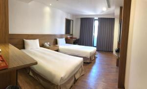 吉安华瀚饭店的酒店客房配有两张床和一张书桌