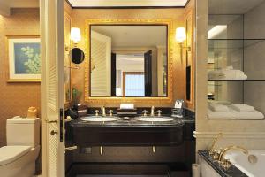 上海上海大酒店 的一间带两个盥洗盆和大镜子的浴室