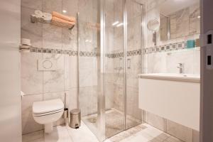 Herzele赫泽勒香格里拉住宿加早餐旅馆的带淋浴、卫生间和盥洗盆的浴室