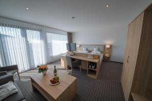 巴特嫩多夫哈姆斯健康酒店的酒店客房设有书桌和客房。