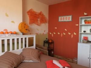布鲁塞尔玛丽安民宿的儿童间,配有一张床和一面带橙色油漆的墙壁
