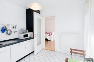 柏林Berlin Center的白色的厨房配有微波炉和桌子