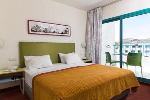 埃拉特阿特拉斯诺瓦莱克酒店的酒店客房设有床和窗户。