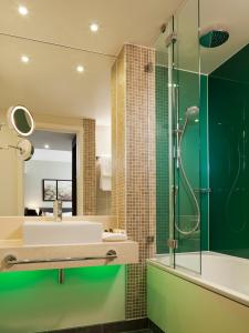 伦敦伦敦假日酒店 - 白教堂 的一间带水槽和淋浴的浴室