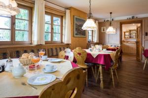 里茨勒恩瓦尔泽家旅馆的用餐室设有桌椅和窗户。