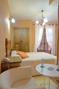 贝纳卢普-卡萨斯维耶哈斯卡萨斯维亚斯酒店的一间卧室配有两张床和一张桌子