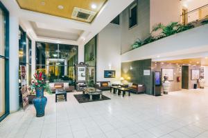 阿尔布费拉格兰德穆图佛尔特瓦勒公寓式酒店的大厅,带长沙发和桌子的建筑