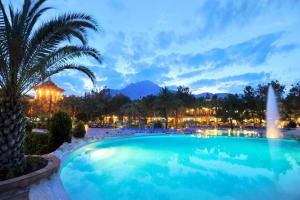特基罗瓦马蒂美亚酒店的游泳池在晚上设有喷泉